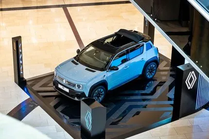 Στο Golden Hall για λίγες εμφανίσεις, το ξεχωριστό νέο SUV Renault 4 E-Tech με την υφασμάτινη οροφή