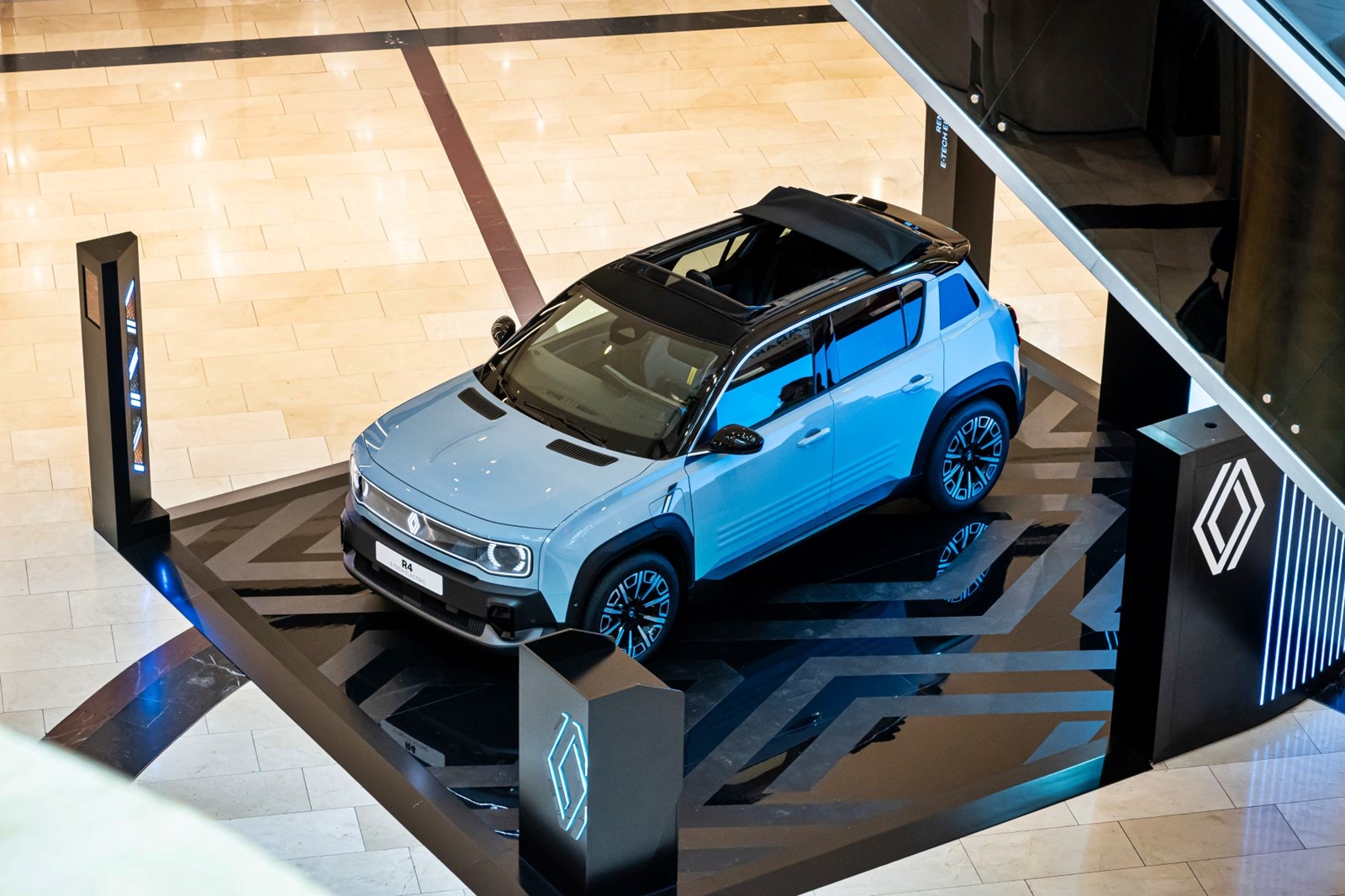 Στο Golden Hall για λίγες εμφανίσεις, το ξεχωριστό νέο SUV Renault 4 E-Tech με την υφασμάτινη οροφή                                          Στο Golden Hall για λίγες εμφανίσεις, το ξεχωριστό νέο SUV Renault 4 E-Tech με την υφασμάτινη οροφή
