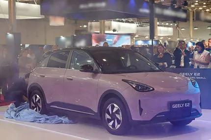 Ήρθε με τιμή κάτω από 17 χιλιάρικα το Geely E2, που το 2025 ήταν #1 ηλεκτρικό σε πωλήσεις παγκοσμίως σε δύο κατηγορίες