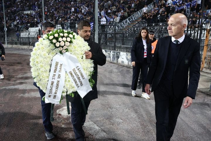 Εθνική Ελλάδας: Ο Μάκης Γκαγκάτσης κατέθεσε στεφάνι στη μνήμη των επτά φίλων του ΠΑΟΚ