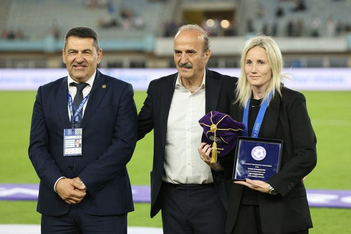 Εθνική Ελλάδας: Η UEFA τίμησε την Κακαμπούκη για τις 100 συμμετοχές της με τη γαλανόλευκη
