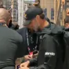 Το VIDEO του SPORT24 με τον Κλοπ να υπογράφει αυτόγραφο και να φωτογραφίζεται με τον μικρό Γιαννάκη