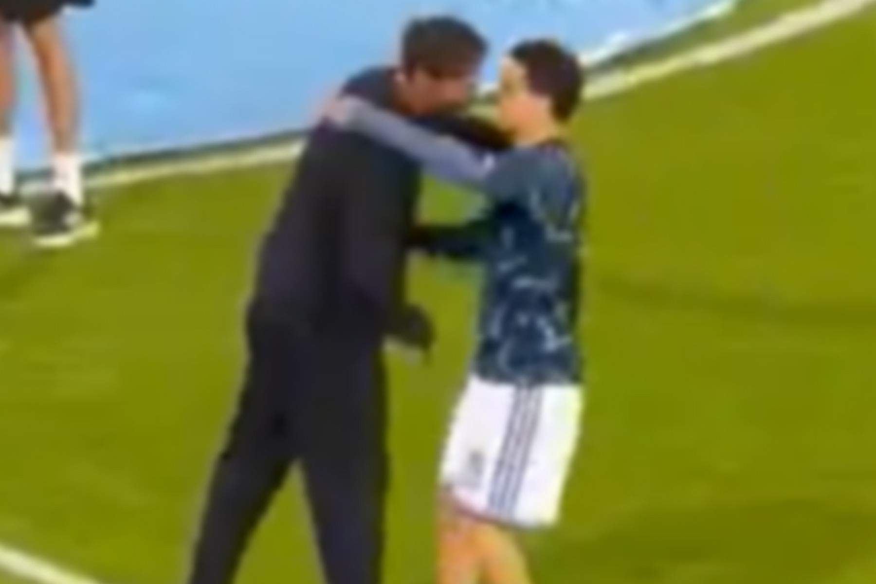 Ο υπέροχος κύριος Κλοπ: Το VIDEO του SPORT24 με την πατρική αγκαλιά του Γερμανού στον Καρέτσα                                          Το VIDEO του SPORT24 με την θερμή αγκαλιά του Κλοπ στον Καρέτσα
