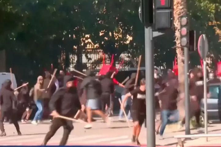 Λεβάντε – Σεβίλλη: Άγριες συμπλοκές με καρέκλες και κοντάρια μεταξύ οπαδών των δύο ομάδων, έξω από το γήπεδο