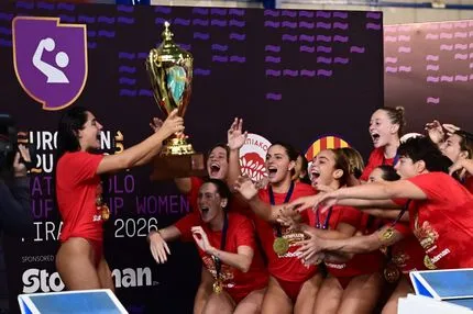 Η απονομή του τροπαίου του Ευρωπαϊκού Super Cup πόλο γυναικών στον Ολυμπιακό