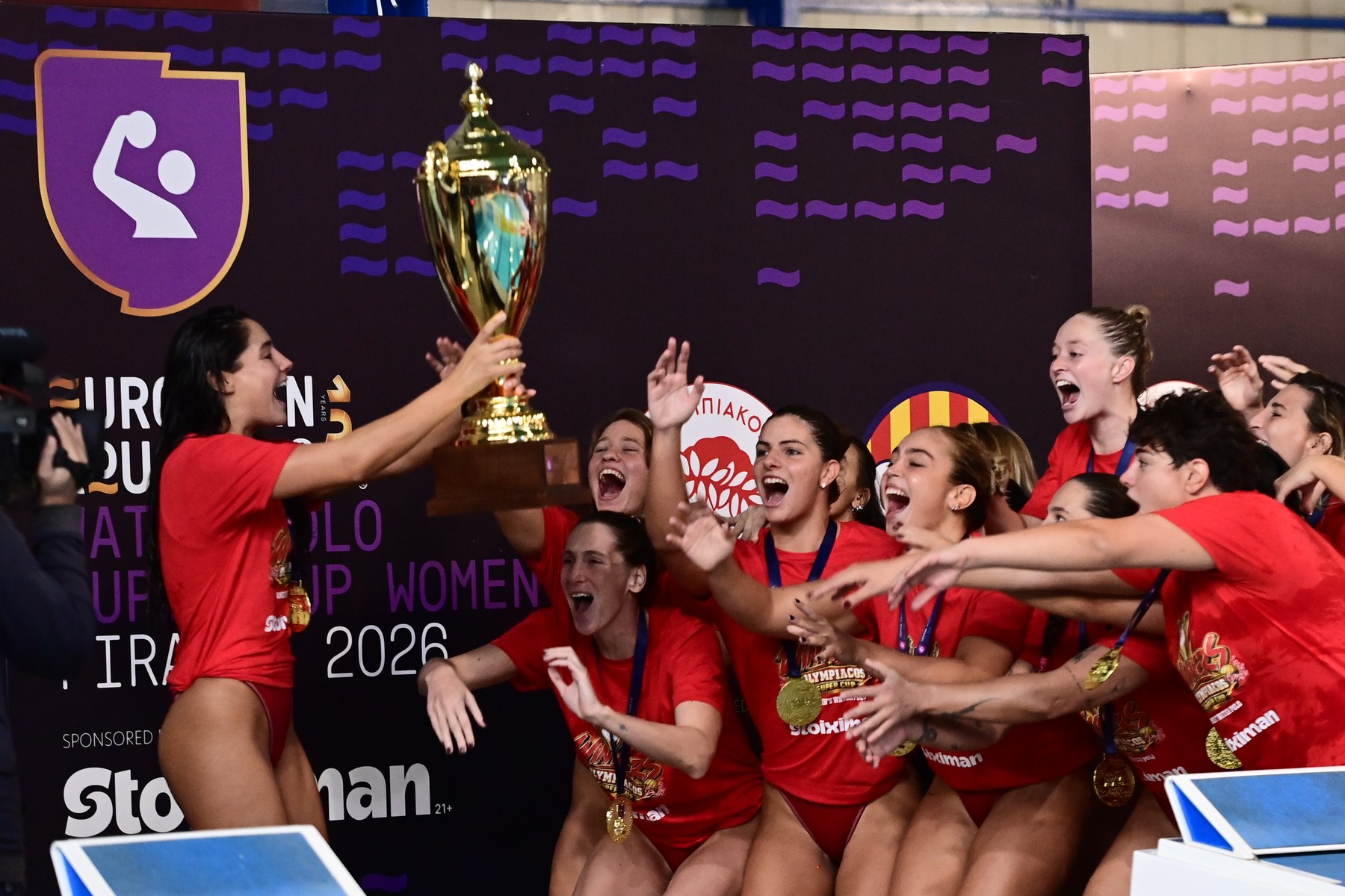 Η απονομή του τροπαίου του Ευρωπαϊκού Super Cup πόλο γυναικών στον Ολυμπιακό                                          Η απονομή του τροπαίου του Ευρωπαϊκού Super Cup πόλο γυναικών στον Ολυμπιακό