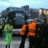 Σαχτάρ – ΑΕΚ: “Παράνοια” από τους Ενωσίτες κατά την άφιξη του πούλμαν της ομάδας στο Στάμφορντ Μπριτζ