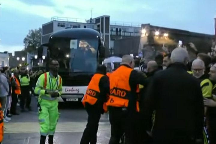 Σαχτάρ – ΑΕΚ: “Παράνοια” από τους Ενωσίτες κατά την άφιξη του πούλμαν της ομάδας στο Στάμφορντ Μπριτζ