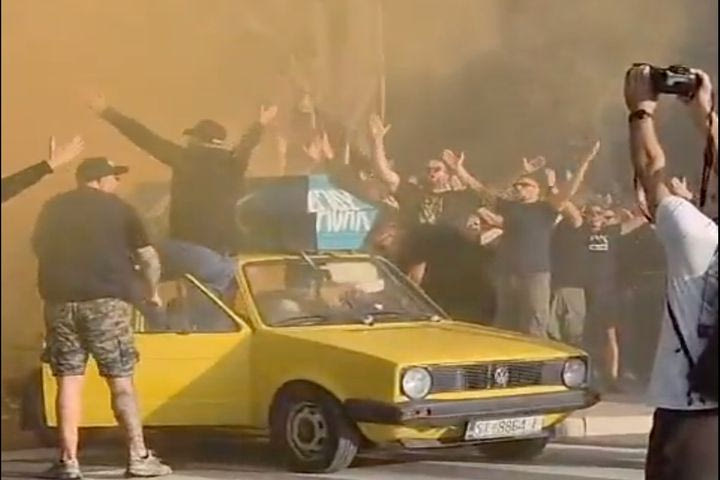 Σοκαριστικές σκηνές στην Κροατία: Οπαδοί της Χάιντουκ έγραψαν Άγιαξ πάνω σε φέρετρο κι έκαναν πορεία, φωνάζοντας ναζιστικά συνθήματα