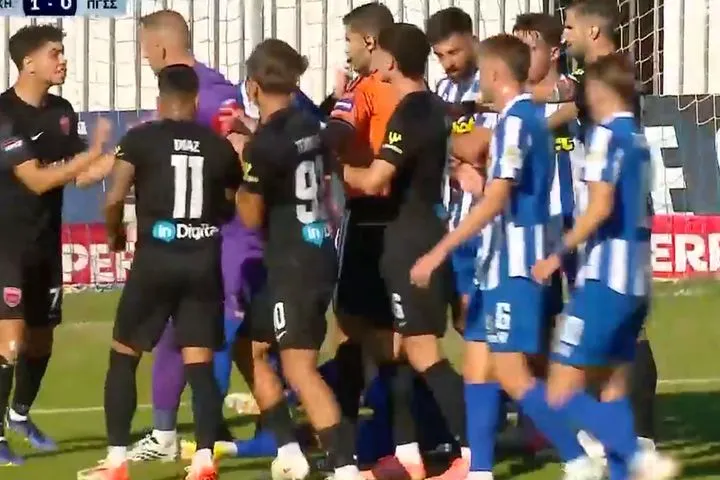 Σύρραξη και νεύρα μεταξύ των παικτών στο 63′, μετά από καταλογισμό πέναλτι για τον Πανιώνιο