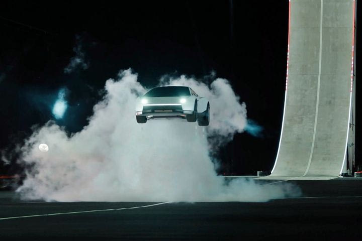 Η Tesla με το νέο Roadster πάει την αυτοκίνηση στην επόμενη ημέρα λέγοντας στον κόσμο “Ιδού τα ιπτάμενα αυτοκίνητα”