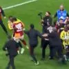 Εικόνες χάους στο Γαλατασαράι – Φενέρμπαχτσε: Ξύλο μεταξύ ποδοσφαιριστών μετά τη λήξη του ντέρμπι