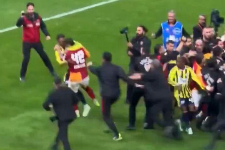 Εικόνες χάους στο Γαλατασαράι – Φενέρμπαχτσε: Ξύλο μεταξύ ποδοσφαιριστών μετά τη λήξη του ντέρμπι