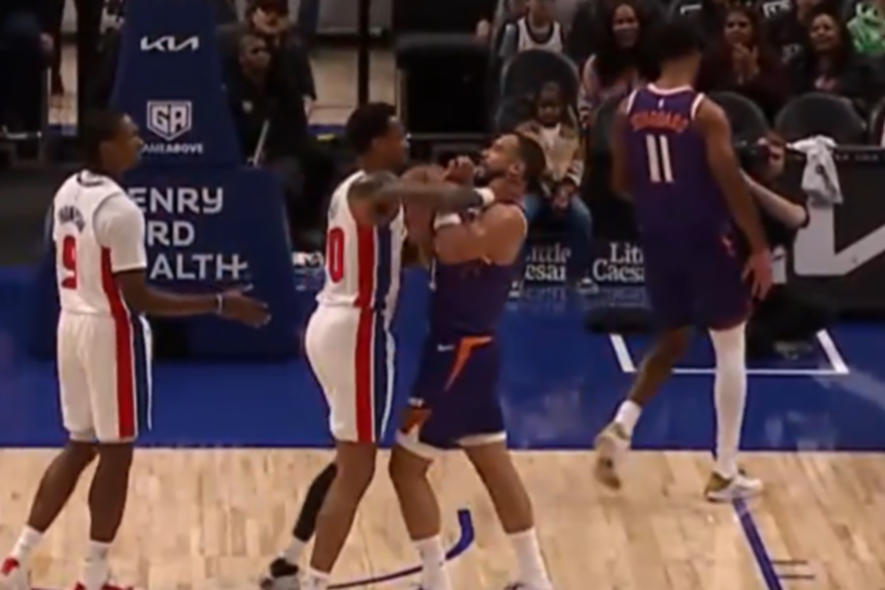 Άναψαν τα αίματα στη preseason του NBA: Μπρουκς και Κόλινς πιάστηκαν στα χέρια στα πρώτα 5 λεπτά στο Πίστονς - Σανς                                          Άναψαν τα αίματα στη preseason του NBA: Μπρουκς και Κόλινς πιάστηκαν στα χέρια στα πρώτα 5 λεπτά στο Πίστονς - Σανς
