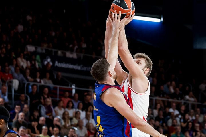 Ολυμπιακός: Αδιανόητο buzzer beater τρίποντο του Βεζένκοβ στο τέλος του πρώτου μέρους με την Μπαρτσελόνα