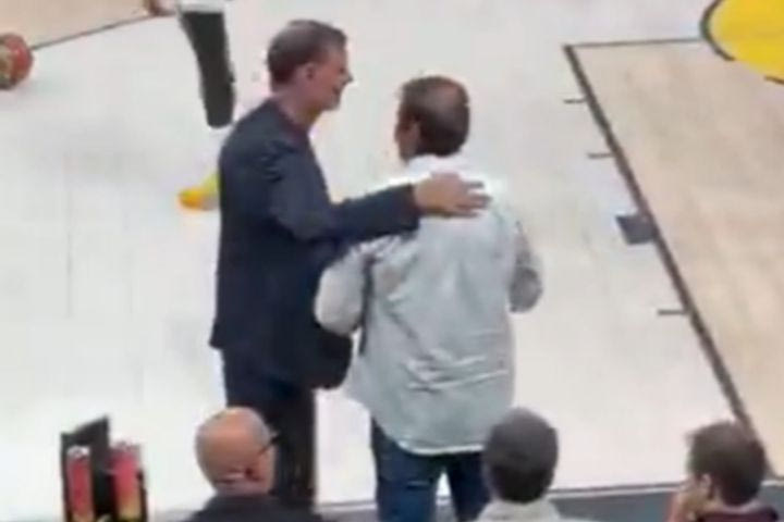 H θερμή συνομιλία του Μπαρτζώκα με τον Αταμάν και η αγκαλιά των δύο προπονητών