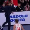 Η στιγμή της έκρηξης του Μπαρτζώκα: Έγινε έξαλλος ο προπονητής του Ολυμπιακού με την επιλογή των παικτών του