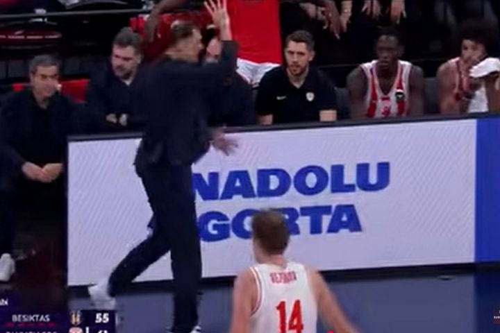 Η στιγμή της έκρηξης του Μπαρτζώκα: Έγινε έξαλλος ο προπονητής του Ολυμπιακού με την επιλογή των παικτών του