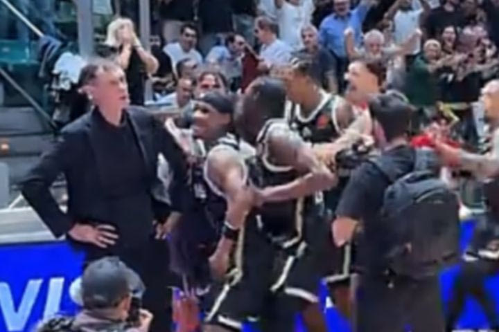 Οι παίκτες της Βίρτους Μπολόνια πήραν παραμάζωμα τον Μπαρτζώκα στους πανηγυρισμούς – Η αντίδραση του Έλληνα προπονητή