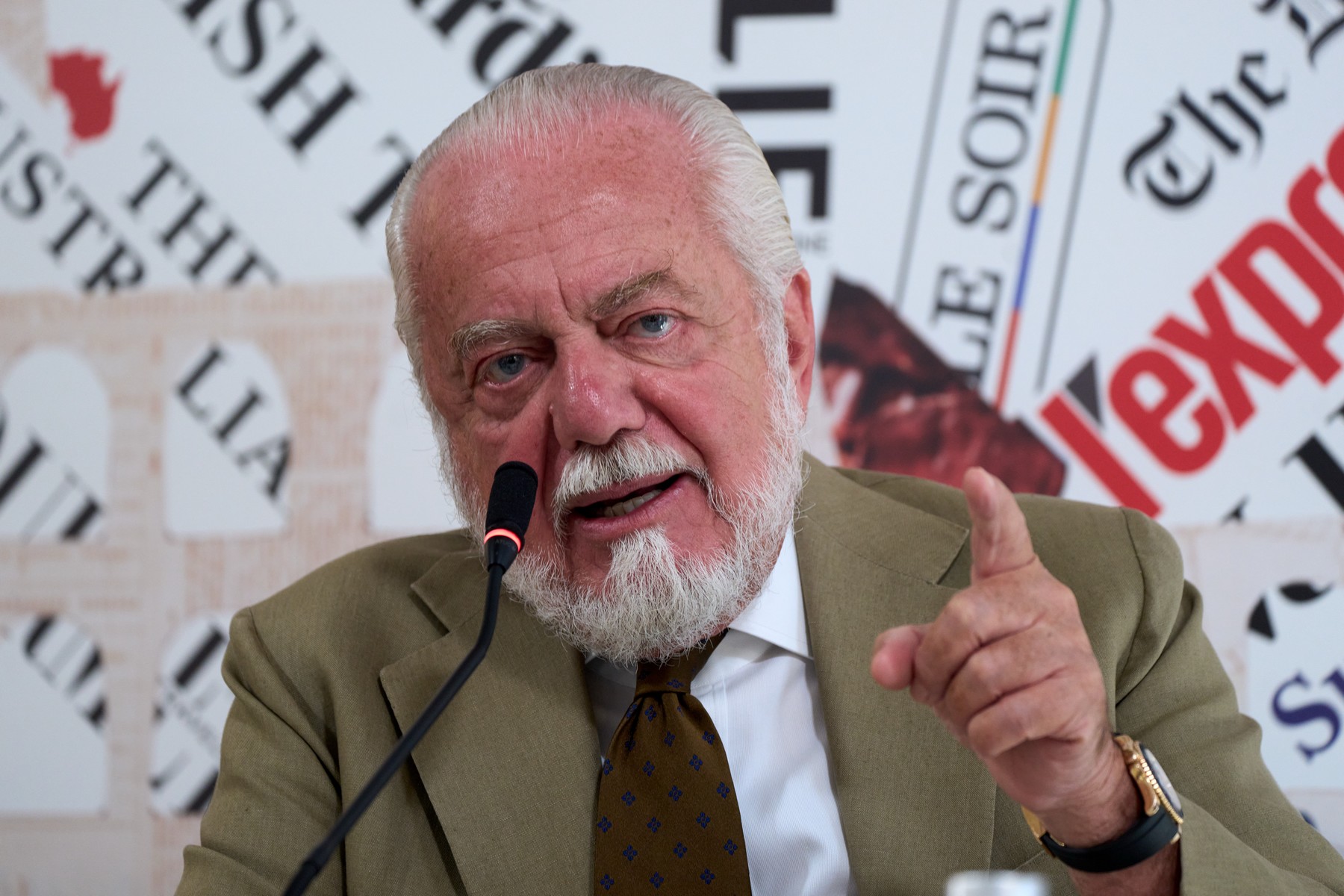 Ντε Λαουρέντις: “Η Νάπολι δεν είναι προς πώληση - Αρνήθηκα πρόταση 3.5 δισεκατομμυρίων από τους Άραβες”                                          Ντε Λαουρέντις: “Η Νάπολι δεν είναι προς πώληση - Αρνήθηκα πρόταση 3.5 δισεκατομμυρίων από τους Άραβες”