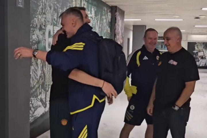 Παναθηναϊκός AKTOR: “Ο κόουτς Γιασικεβίτσιους επέστρεψε σπίτι μας” – Η αγκαλιά με τον Διαμαντίδη