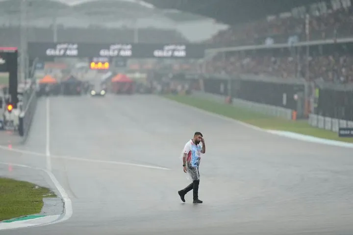 Formula 1: Χάος στον γύρο σχηματισμού μετά από προβλήματα, νέα αναβολή στην εκκίνηση