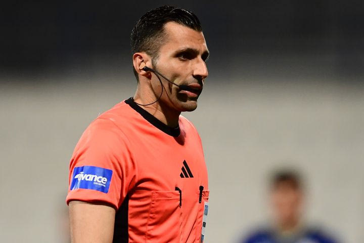Η UEFA χρησιμοποίησε τον Φωτιά για να εξηγήσει πώς πρέπει να γίνεται σωστά το on-field review