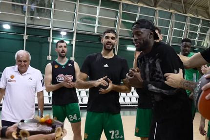 Το φατούρο στον Γκραντ για τα 34α γενέθλια του και η τούρτα έκπληξη στην προπόνηση του Παναθηναϊκού