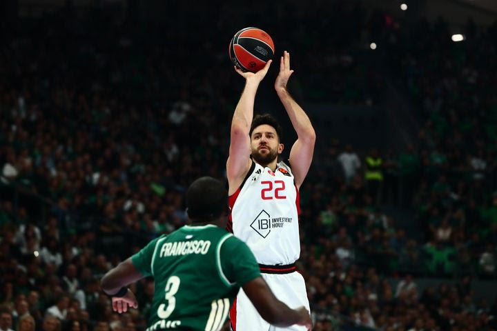 Το απίθανο dagger τρίποντο του Μίτσιτς στη λήξη της επίθεσης με κρεμασμένο τον Χέιζ-Ντέιβις πάνω του