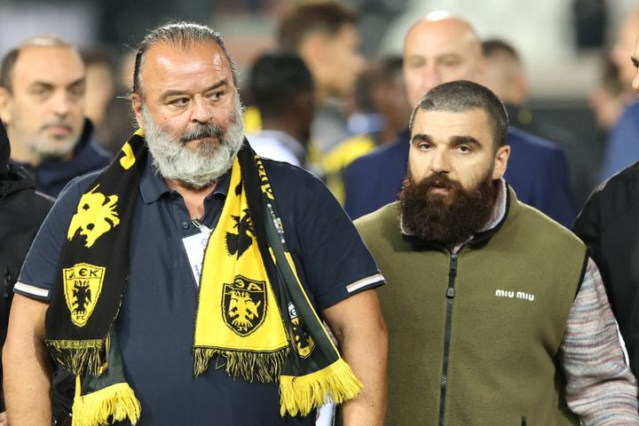 Διάλογος Μάριου Ηλιόπουλου - Γιώργου Σαββίδη στον αγωνιστικό χώρο της Τούμπας