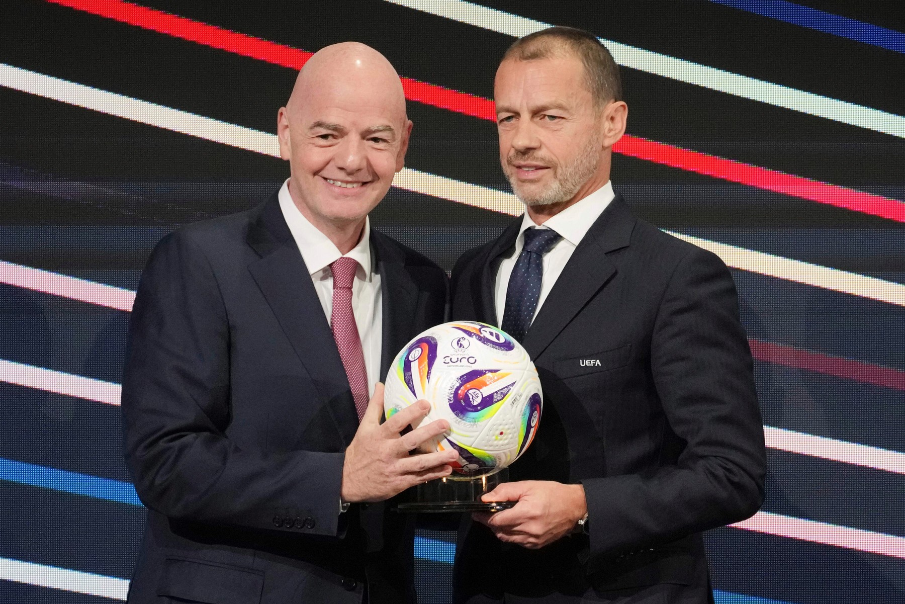 Η UEFA ανακρίνει την FIFA: Απαιτεί απαντήσεις σε 42 καυτά ερωτήματα για Μπάλογκαν, Τραμπ και “πώληση” Μουντιάλ                                          Η UEFA ανακρίνει την FIFA: Απαιτεί απαντήσεις σε 42 καυτά ερωτήματα για Μπάλογκαν, Τραμπ και “πώληση” Μουντιάλ