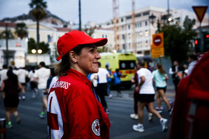 Οι αφανείς ήρωες: Πόσοι θα βρίσκονται πίσω από τους 85.000 δρομείς του Αυθεντικού Μαραθωνίου Αθήνας;