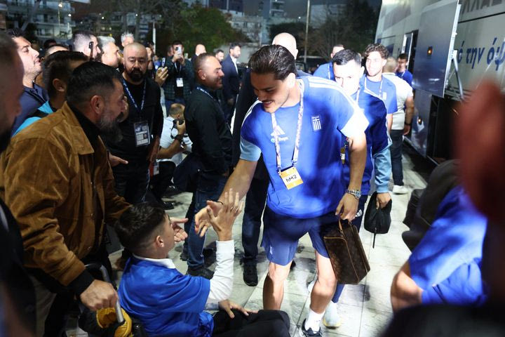 Ελλάδα: Χαμός στην άφιξη της Εθνικής στην Τούμπα – Πανικός και με τον Φαν Νιστερλόι