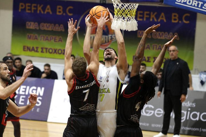 Elite League: Οι Μαχητές πήραν το ντέρμπι με τους Σοφάδες με νικητήριο καλάθι του Τσουμάνη