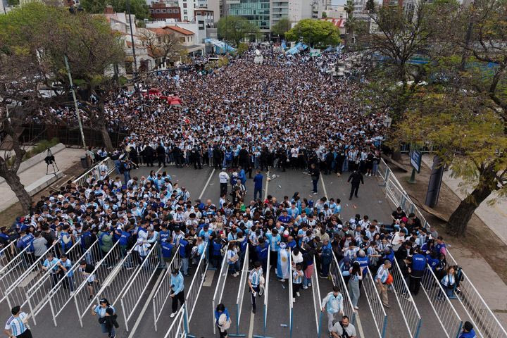 Τρέλα για τον Μέσι: Κόσμος τρέχει για να προλάβει το λεωφορείο της Αργεντινής, χιλιάδες μηχανάκια το συνοδεύουν