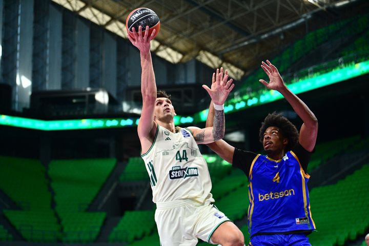 Ο Ντίνος Μήτογλου έκανε double-double στο πρώτο μέρος του Παναθηναϊκός AKTOR – Περιστέρι Betsson