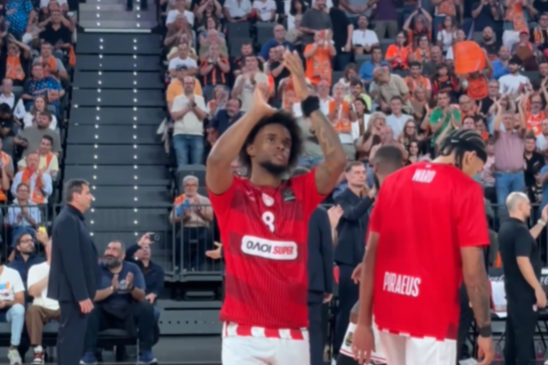 Σείστηκε η Roig Arena για τον Μοντέρο: Standing ovation από τους φίλους της Βαλένθια για τον νέο σούπερ σταρ του Ολυμπιακού                                          Σείστηκε η Roig Arena για τον Μοντέρο: Standing ovation από τους φίλους της Βαλένθια για τον νέο σούπερ σταρ του Ολυμπιακού
