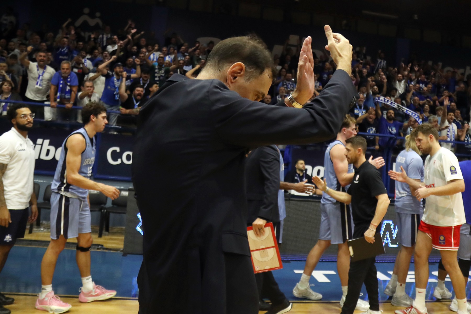 Οι οπαδοί του Ηρακλή έβριζαν τον Μπαρτζώκα και τη μάνα του μετά τη λήξη του αγώνα και εκείνος χειροκρότησε ειρωνικά                                          Οι οπαδοί του Ηρακλή έβριζαν τον Μπαρτζώκα και τη μάνα του μετά τη λήξη του αγώνα και εκείνος χειροκρότησε ειρωνικά