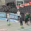 Το ζέσταμα του Ναν πριν από το τζάμπολ του Παναθηναϊκός – Μπασκόνια με ειδικό νάρθηκα στο γόνατο