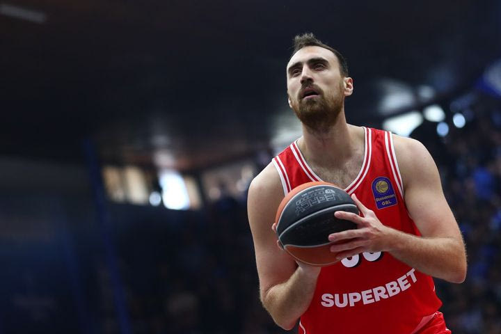 Ολυμπιακός: Πρόβλημα στη μέση ο Μιλουτίνοβ, δεν αγωνίστηκε καθόλου στο πρώτο μέρος με την Μπαρτσελόνα