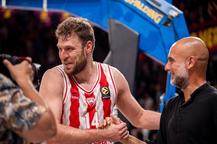 Η θερμή χειραψία του Βεζένκοβ με τον Γκουαρντιόλα, στη λήξη της αναμέτρησης του Ολυμπιακού με τη Μπαρτσελόνα στο Παλάου Μπλαουγκράνα