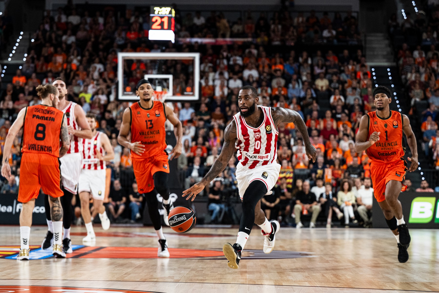 H EuroLeague αποθέωσε τον Ολυμπιακό για την ανατροπή στη Βαλένθια: “Όλοι συνεργάζονται για να βγει το τέλειο σουτ”
