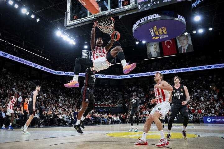 Dunking show από Χολ και Τζόουνς: Διέλυσαν τις μπασκέτες και κάλυψαν επάξια την απουσία του Μιλουτίνοβ