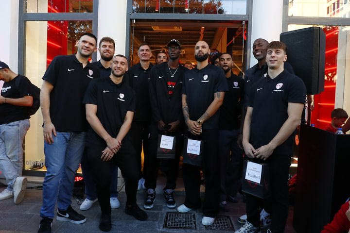 Φωτογραφίες και VIDEOS του SPORT24 από τα εγκαίνια του νέου καταστήματος του Ολυμπιακού "House of Legends"