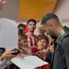 Ολυμπιακός: Όμορφες στιγμές στην Πάτρα με παιδιά να φωτογραφίζονται με τους παίκτες των ερυθρολεύκων και τον Μπαρτζώκα
