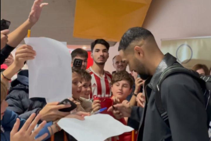 Ολυμπιακός: Όμορφες στιγμές στην Πάτρα με παιδιά να φωτογραφίζονται με τους παίκτες των ερυθρολεύκων και τον Μπαρτζώκα