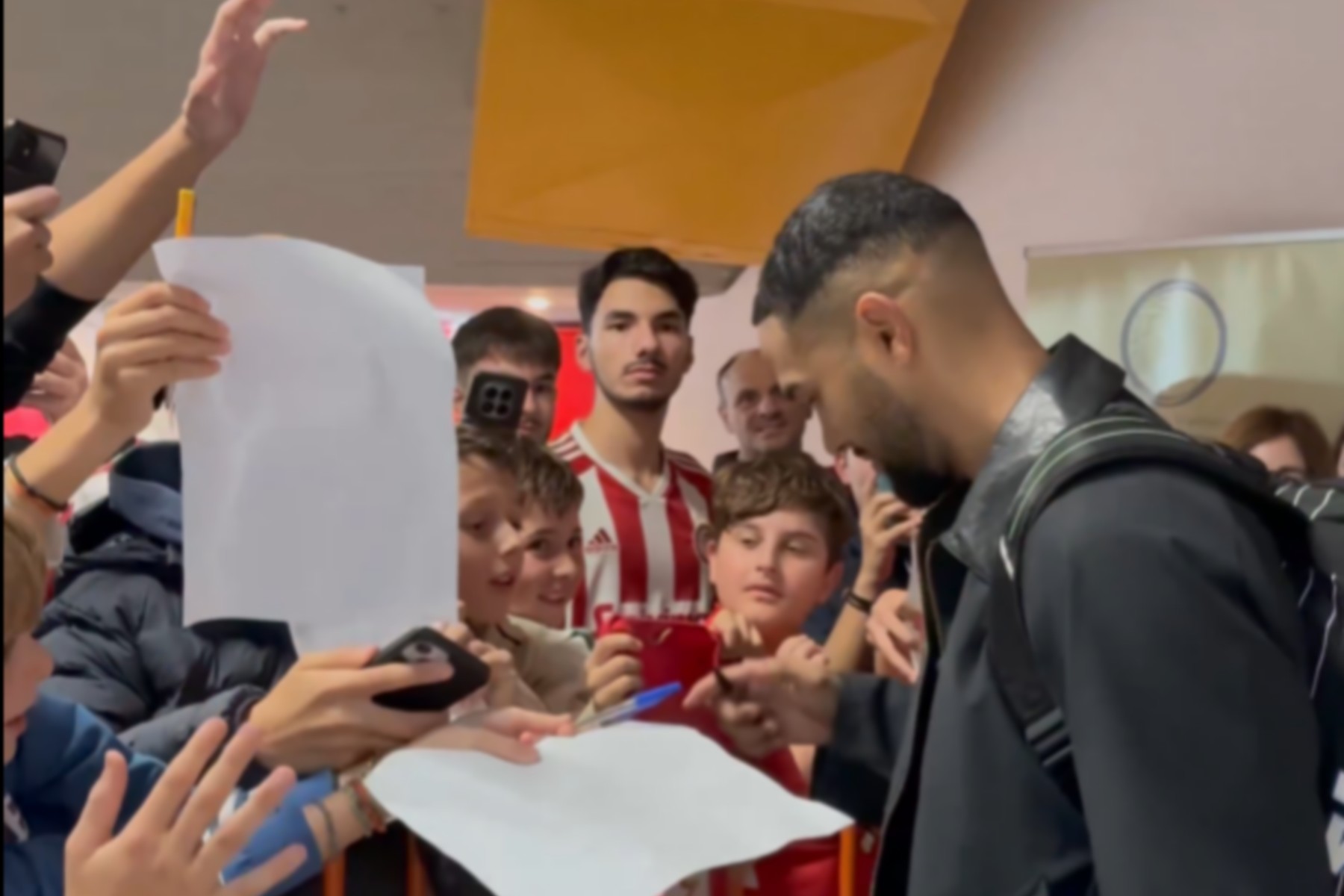 Όμορφες στιγμές στην Πάτρα με παιδιά να φωτογραφίζονται με τους παίκτες του Ολυμπιακού και τον Μπαρτζώκα                                          Όμορφες στιγμές στην Πάτρα με παιδιά να φωτογραφίζονται με τους παίκτες του Ολυμπιακού και τον Μπαρτζώκα