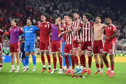 Ένα με τον κόσμο: Οι πανηγυρισμοί των παικτών του Ολυμπιακού μετά τη νίκη στο ντέρμπι