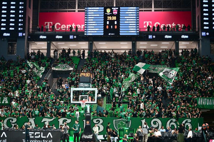 Συνθήματα κατά Λιόλιου, Τσαρούχα και Παπαπέτρου από τους φιλάθλους του Παναθηναϊκού στο T-Center