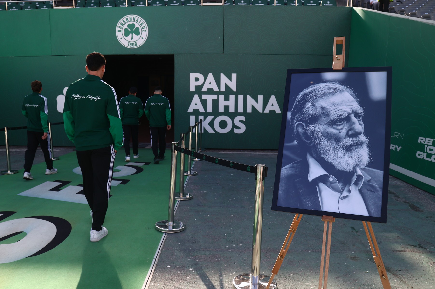 Ο Παναθηναϊκός τίμησε τον Γιώργο Βαρδινογιάννη στο παιχνίδι με τον Αστέρα Τρίπολης                                          Ο Παναθηναϊκός τίμησε τον Γιώργο Βαρδινογιάννη στο παιχνίδι με τον Αστέρα Τρίπολης